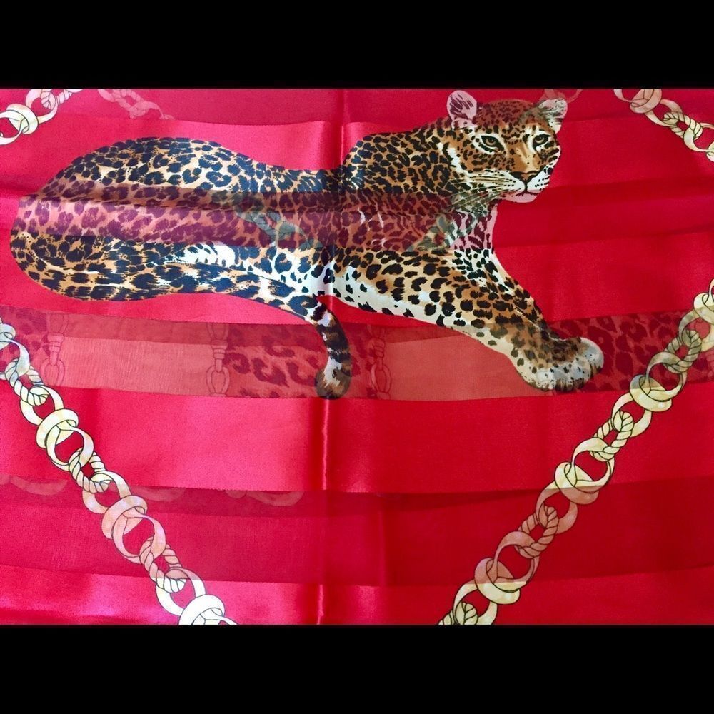 Spectacular scarf with panther.